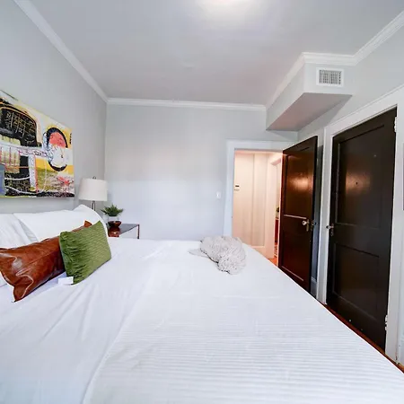 Vibrant And Cozy 2br Near Uptown With Balcony