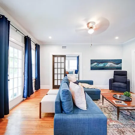 Vibrant And Cozy 2br Near Uptown With Balcony Holiday home