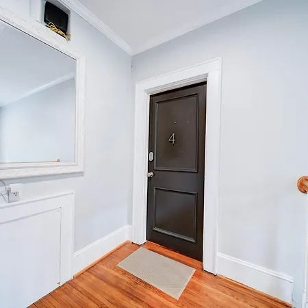 Holiday home Vibrant And Cozy 2br Near Uptown With Balcony