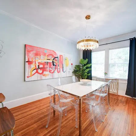 Vibrant And Cozy 2br Near Uptown With Balcony Holiday home *