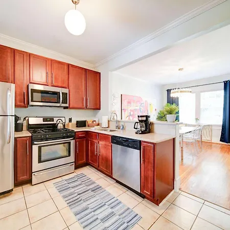 Vibrant And Cozy 2br Near Uptown With Balcony Holiday home Charlotte