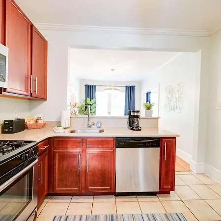 Vibrant And Cozy 2br Near Uptown With Balcony *