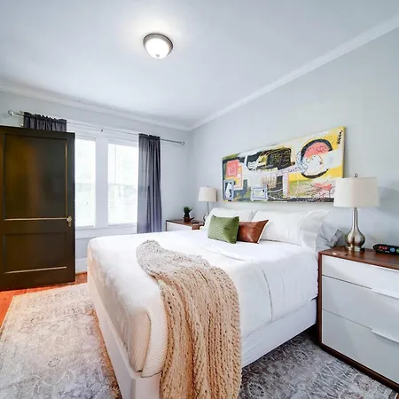 Vibrant And Cozy 2br Near Uptown With Balcony Charlotte