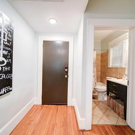 Vibrant And Cozy 2br Near Uptown With Balcony