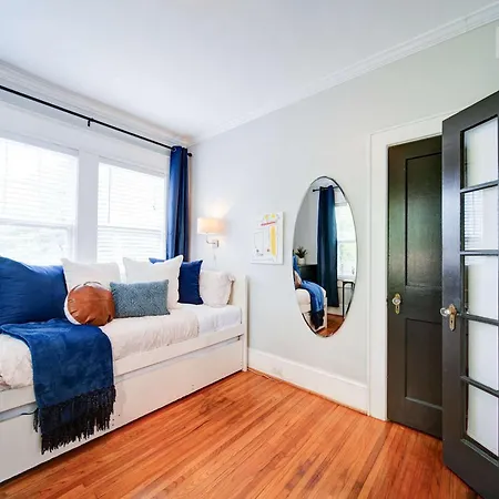 Vibrant And Cozy 2br Near Uptown With Balcony Holiday home
