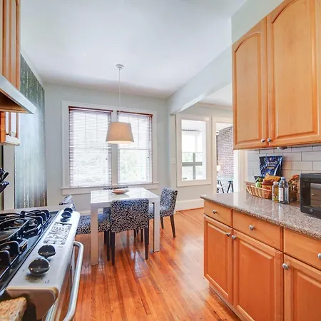 Holiday home Spacious 2br In Myers Park With Sunroom