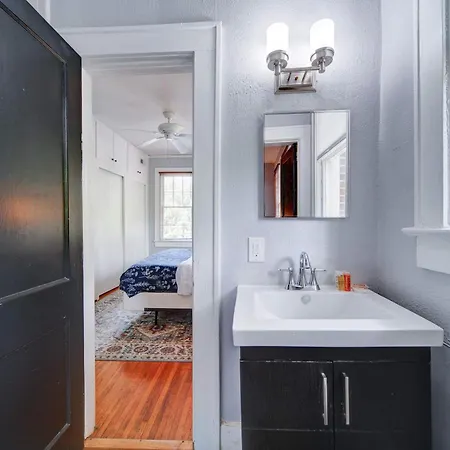 Spacious 2br In Myers Park With Sunroom Holiday home