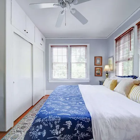 Holiday home Spacious 2br In Myers Park With Sunroom