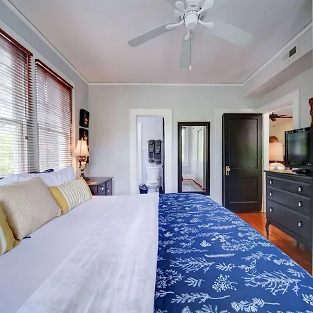 Spacious 2br In Myers Park With Sunroom Holiday home *