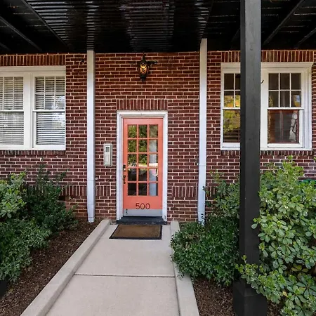 2 Bedroom In Myers Park With Comfortable Screened Porch Holiday home *