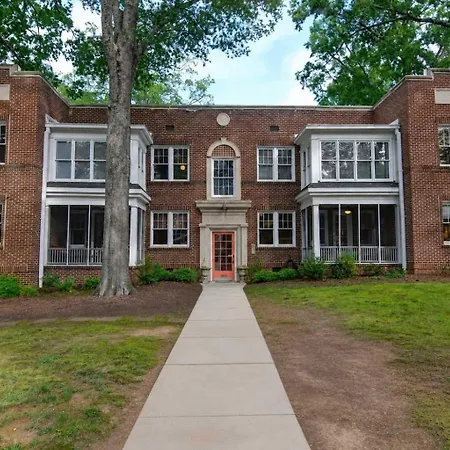 2 Bedroom In Myers Park With Comfortable Screened Porch
