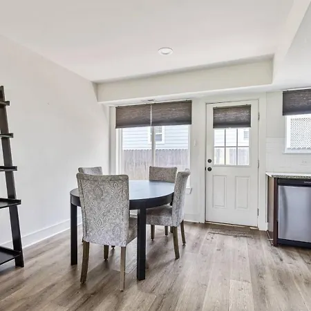 Apartment Sleek 2br Townhouse, Stones Throw To Uptown