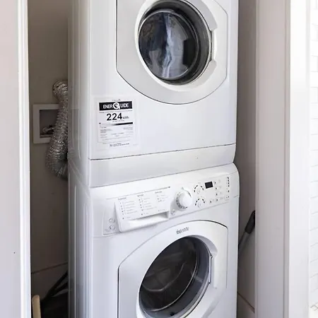 Apartment Sleek 2br Townhouse, Stones Throw To Uptown