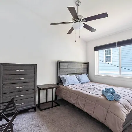 Sleek 2br Townhouse, Stones Throw To Uptown