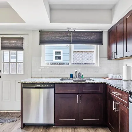 Sleek 2br Townhouse, Stones Throw To Uptown *