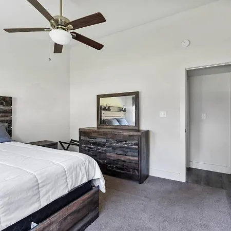 Sleek 2br Townhouse, Stones Throw To Uptown Apartment