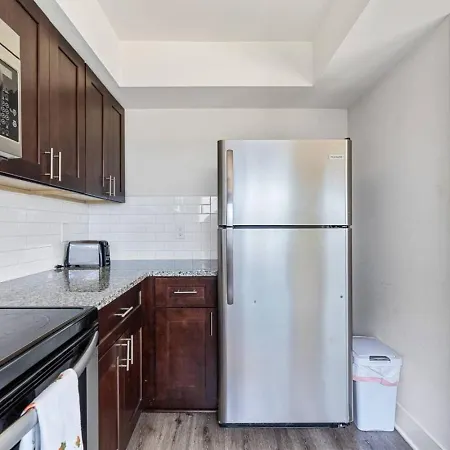 Sleek 2br Townhouse, Stones Throw To Uptown Apartment *