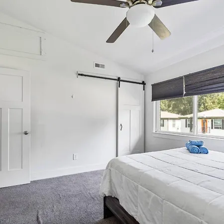 Apartment Sleek 2br Townhouse, Stones Throw To Uptown