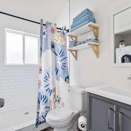 Apartment Sleek 2br Townhouse, Stones Throw To Uptown *