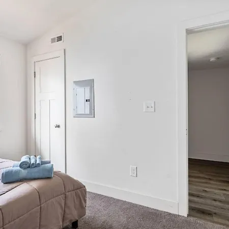 Apartment Sleek 2br Townhouse, Stones Throw To Uptown