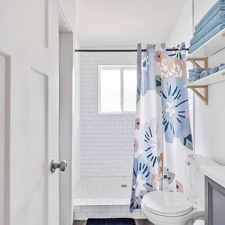 Sleek 2br Townhouse, Stones Throw To Uptown *