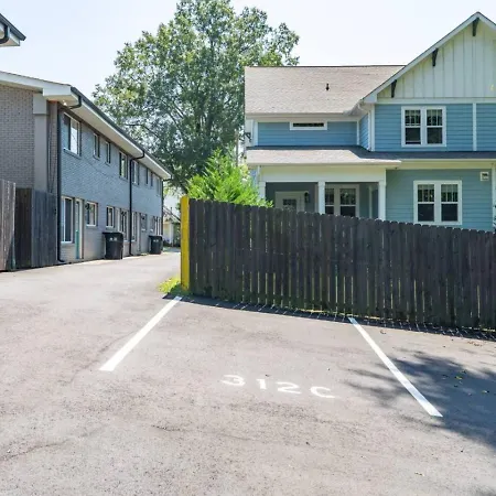 Sleek 2br Townhouse, Stones Throw To Uptown