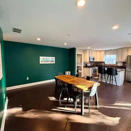 Holiday home 3br W Yard & Wifi Sleeps 10 *