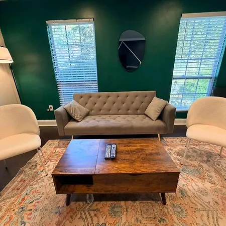 Holiday home 3br W Yard & Wifi Sleeps 10 *