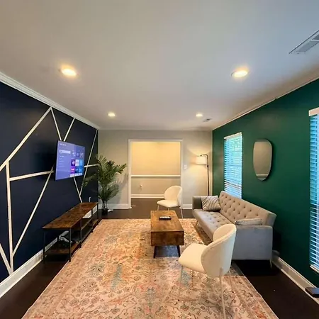 3br W Yard & Wifi Sleeps 10 Charlotte
