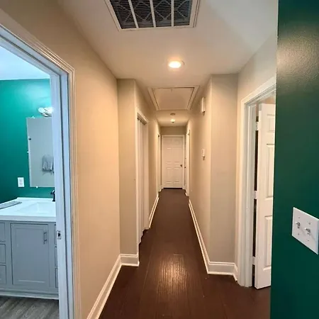 3br W Yard & Wifi Sleeps 10
