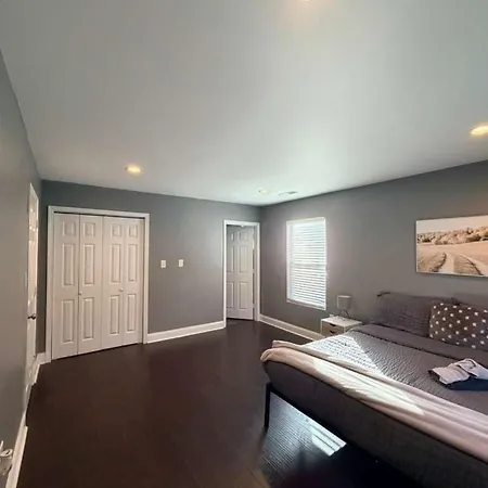 3br W Yard & Wifi Sleeps 10