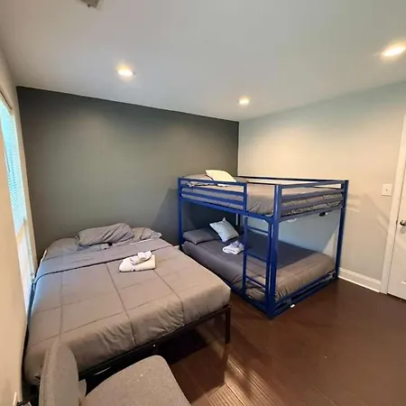 Holiday home 3br W Yard & Wifi Sleeps 10 Charlotte