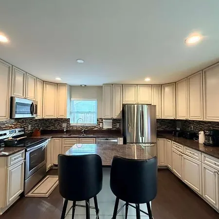 Holiday home 3br W Yard & Wifi Sleeps 10 Charlotte