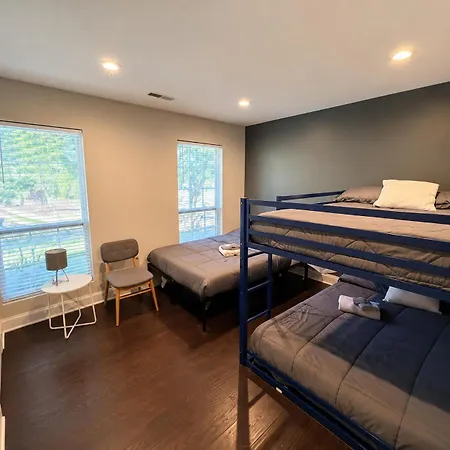 3br W Yard & Wifi Sleeps 10 *