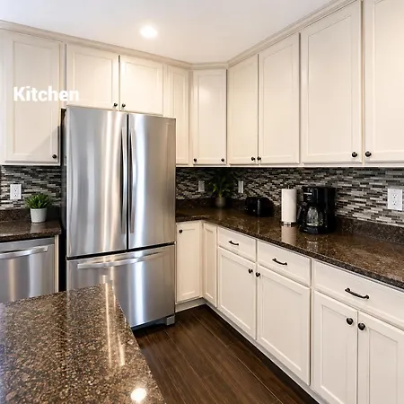 3br W Yard & Wifi Sleeps 10 Holiday home Charlotte