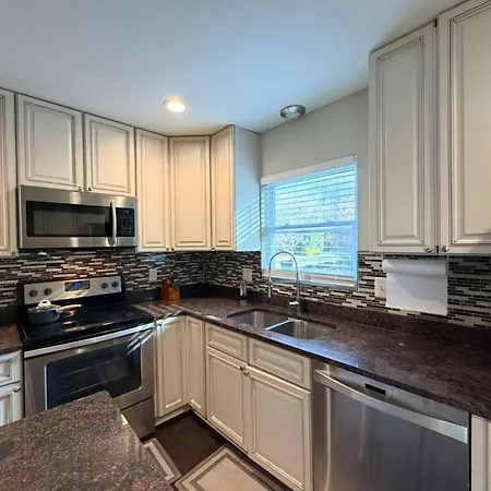 3br W Yard & Wifi Sleeps 10 Holiday home Charlotte