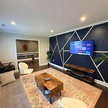 3br W Yard & Wifi Sleeps 10