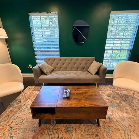 3br W Yard & Wifi Sleeps 10