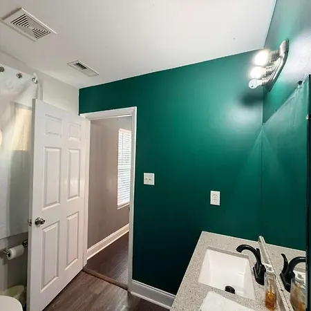 3br W Yard & Wifi Sleeps 10 Charlotte