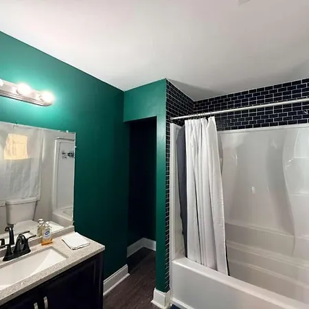 Holiday home 3br W Yard & Wifi Sleeps 10