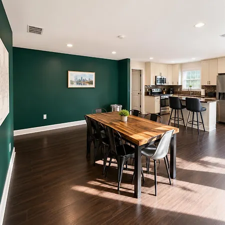 3br W Yard & Wifi Sleeps 10 *