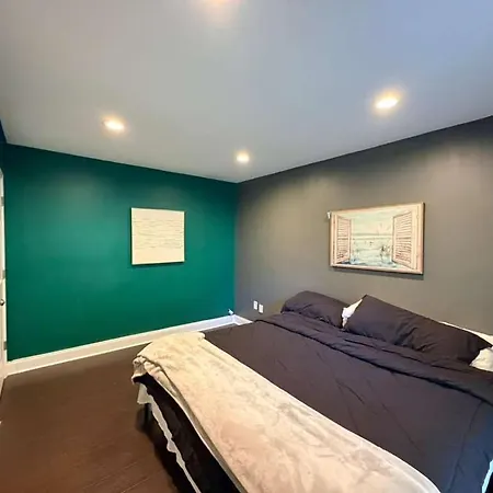 Holiday home 3br W Yard & Wifi Sleeps 10 *