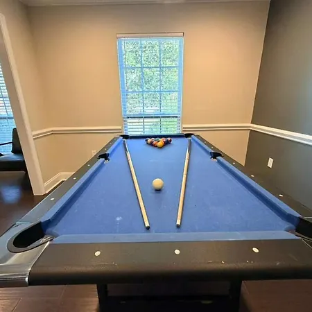 3br W Yard & Wifi Sleeps 10 *