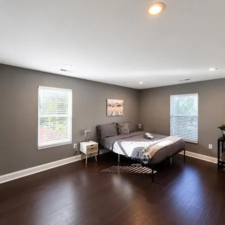 3br W Yard & Wifi Sleeps 10 * Charlotte