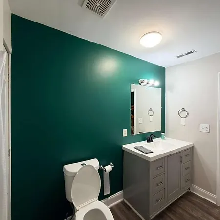Holiday home 3br W Yard & Wifi Sleeps 10 *