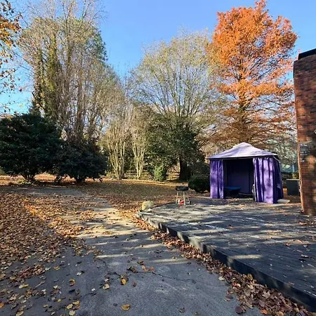 3br W Yard & Wifi Sleeps 10