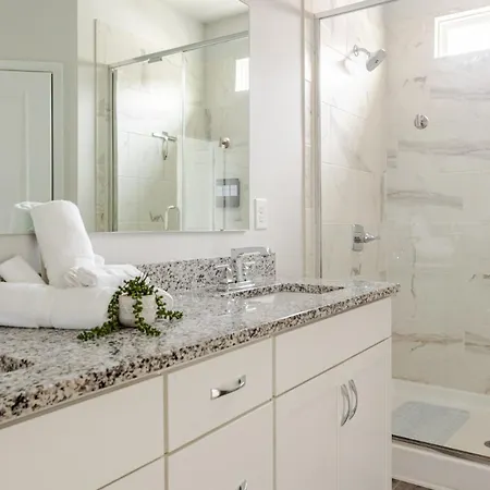 Uptown With Private Garage Villa *