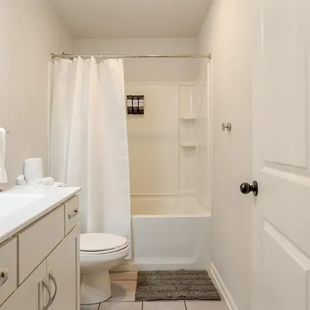 Uptown With Private Garage Villa Charlotte
