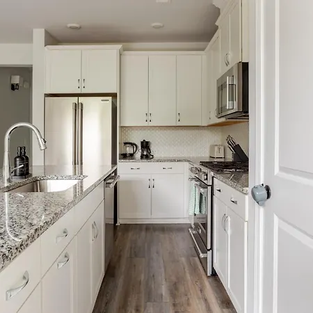 Uptown With Private Garage Villa Charlotte