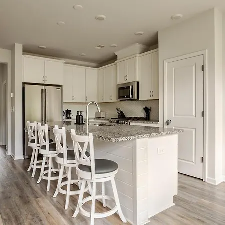 Uptown With Private Garage Villa